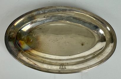 null Oval silver plate with net contour, the edge chiseled with a coat of arms crowned...