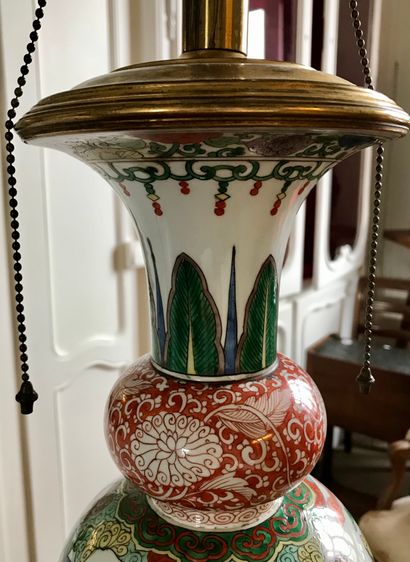 null CHINE Vase en porcelaine de forme triple-gourde décoré en émaux de la famille...