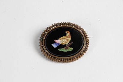 null MICRO MOSAIC, small brooch in oval form, representing a bird. Brass mounting....