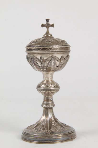 null SMALL CIBOIRE IN SILVER to 950 thousandth, with embossed decoration of flowers,...