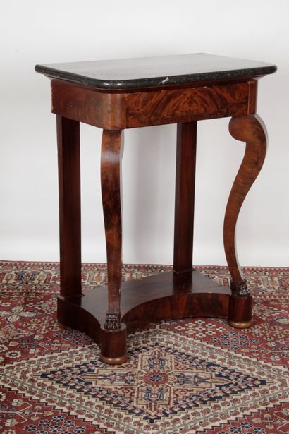 null SMALL CONSOLE OF BETWEEN TWO, in mahogany and mahogany veneer. It opens with...