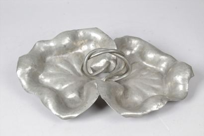 null Eugène- Louis CHANAL (1872- 1929) Plat mendiant en forme de feuille de lotus,...