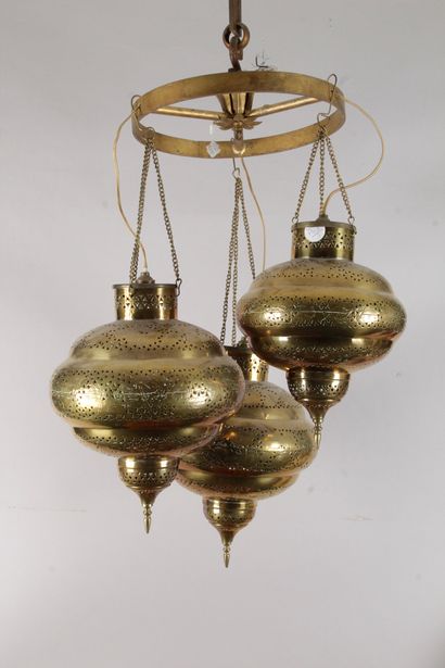 null SUSPENSION composée de trois bulbes en cuivre ajouré, marocain. H. : 78 cm (Petits...