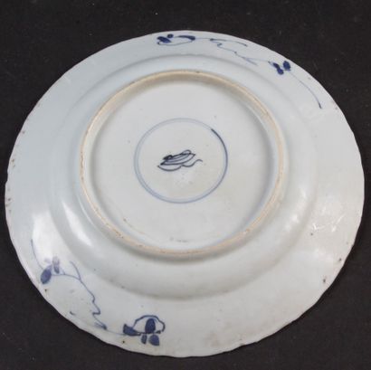 null DELFT, earthenware plate with blue monochrome decoration decorated in its center...