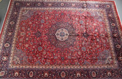 null SAROUK RUG (Iran, second part of the 20th century). Ruby red field, ivory central...