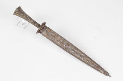 null ROMANTIC DAGGER IN THE SPIRIT OF THE RENAISSANCE. Scabbard in gilded and embossed...
