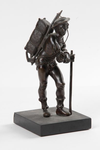 null FRENCH ECOLE OF THE 19th CENTURY : " The Peddler " Proof in bronze with a shaded...