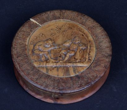 null ROUND BOX, in wood and burr. The lid decorated with a scene of a tavern in the...
