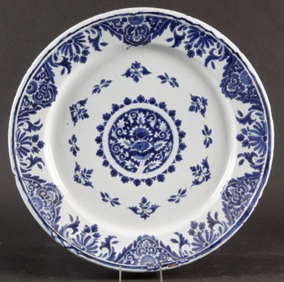null LILLE, 18th century, large earthenware dish decorated with blue monochrome,...