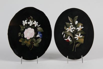 null TWO oval medallions in scagiole decorated with polychrome flowers. Glued on...