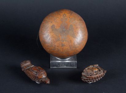 null LOT OF PONTON WORK: -Tabatière, in walnut of Corozo, in the shape of ship with...