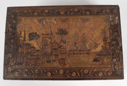 null SMALL WORK BOX IN STRAW MARQUETRY. The hinged lid decorated with a harbor scene,...