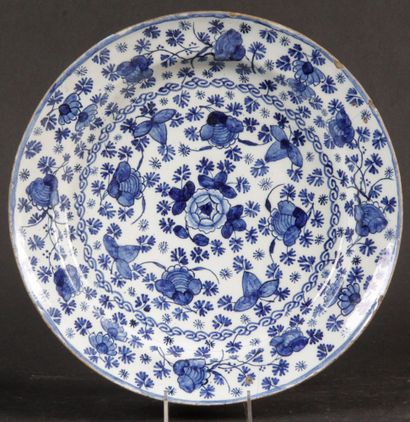 null DELFT, XVIIIth, hollow dish decorated with rich foliage and flowers with a flower...