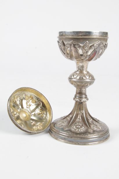 null SMALL CIBOIRE IN SILVER to 950 thousandth, with embossed decoration of flowers,...