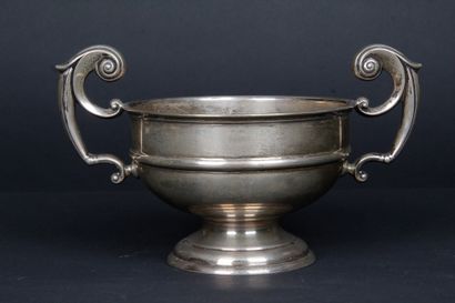null SILVER CUP on pedestal and handles. English silver. H : 15 cm L : 25 cm Weight...