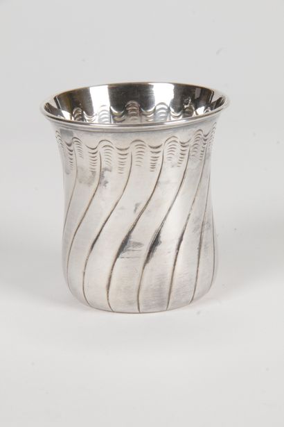 null TIMBALE GOBELET IN SILVER, with 950 thousandth, plain with decoration of frieze...