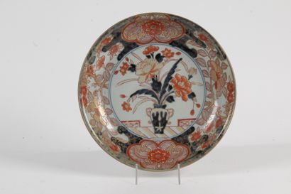 null JAPON XIXe siècle, plat creux en porcelaine imari. D. : 27.5 cm