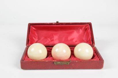 null THREE BILLIAR BALL, in their original box. Cie Brunswick-Balke-Collender, 2...