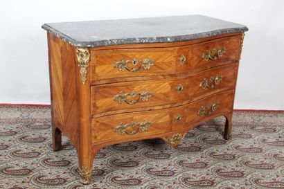 null A rosewood veneer and light wood fillet GALBED FAACE COMMODE. It opens with...