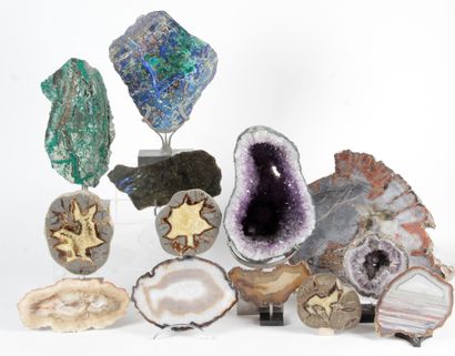 null COLLECTION OF THIRTEEN STONES: Nice set of minerals such as amethyst, geode,...