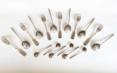 null HOUSEHOLD

Including 6 spoons, 6 forks and 6

teaspoons

Engraved silver, tchern

Poincons:...