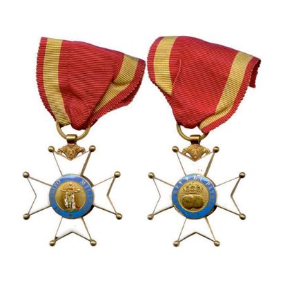 null 1st CLASS GOLD ENAMELLED CHEVALIER'S STAR with double capped ends. Grooved suspension...