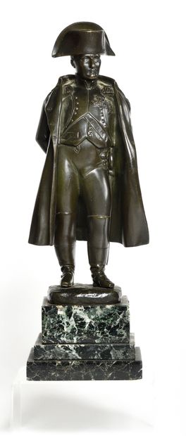 null « L’EMPEREUR NAPOLEON IER EN PIED » Statuette en bronze patiné. sur socle en...