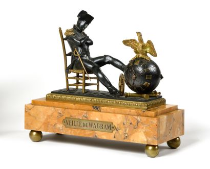 null « LA VEILLE DE WAGRAM » Pendule ornée de l’Empereur Napoléon assis en régul...