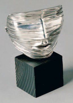 IGOR MITORAJ (1944) "Visage à tête bandée" Sculpture en métal argenté. Christofle....