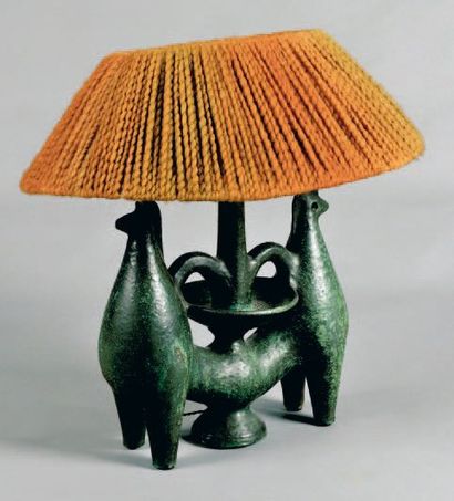 Anonyme - Circa 1950 Lampe en terre cuite émaillée vert, représentant deux coqs adossés...