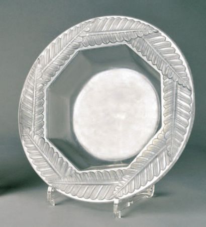 LALIQUE René (1860-1945) Plat "Fougère". Épreuve réalisée en verre blanc moulé-pressé....