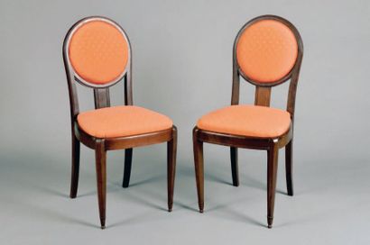 Jules LELEU (1883-1961) Paire de chaises en acajou mouluré à dossier droit à médaillon....