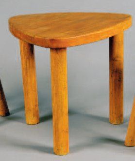 CHARLOTTE PERRIAND (1903-1999) - Circa 1965 Petite table en pin à épais plateau triangulaire...
