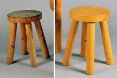 CHARLOTTE PERRIAND (1903-1999) - Circa 1965 Paire de tabourets en pin à assises circulaires...