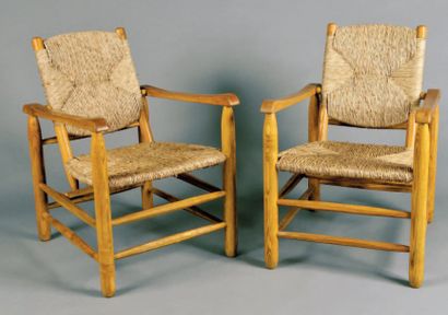 Charlotte PERRIAND (1903-1999) Paire de fauteuils en hêtre massif teinté brun, à...