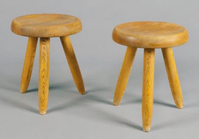 Charlotte PERRIAND (1903-1999) Paire de tabourets hauts en bois, assises circulaires...