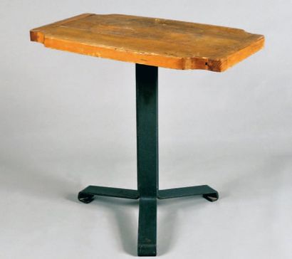 CHARLOTTE PERRIAND (1903-1999) - Circa 1960 Table à épais plateau en pitchpin reposant...