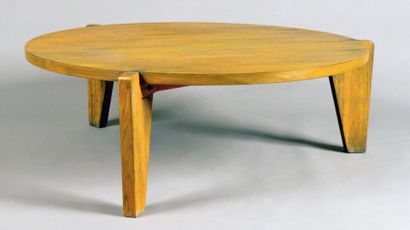 Jean PROUVÉ (1901-1984) Table basse à épais plateau circulaire en placage de chêne...