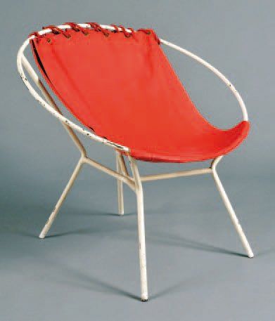 TRAVAIL FRANÇAIS - Circa 1950 Petit fauteuil à assise en toile rouge tendue sur une...