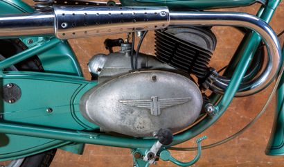 1953 ADLER M250 N° 84192 
C’est en 1953 que la Adler M250 naît. Equipée d’un moteur...
