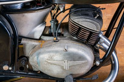 1957 ADLER MB250 FAVORIT Cette jolie moto façon routière est une Adler MBS250 Favorit....