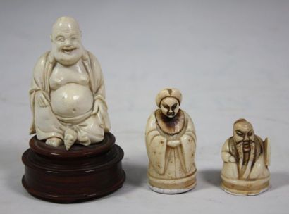 CHINE TROIS STATUETTES en ivoire représentant un magot et deux petits personnages...