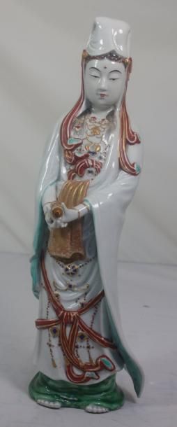 CHINE Statuette en porcelaine polychrome. XXème siècle. H: 47 cm.