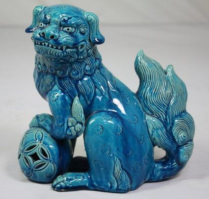 CHINE Chien de Phô en porcelaine bleue turquoise. Fin du XIXème - Début du XXème...