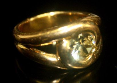 null BAGUE en or jaune ajourée sertie d'un diamant rond de taille moderne (env. 1,64...