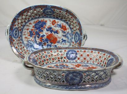 CHINE Paire de CORBEILLES ovales ajourées en céramique à décor imari bleu rouge et...
