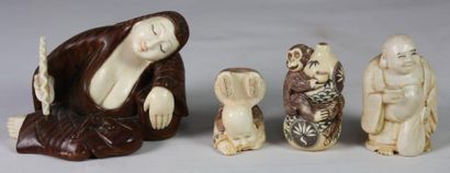 null ENSEMBLE de 4 netsukés et okimono en ivoire Chine, fin du XIX°-début XX°