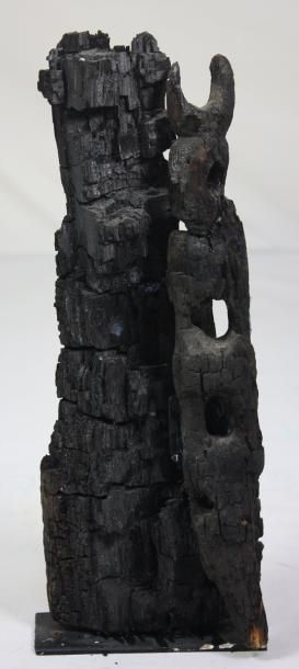 CHOMEAUX Roger (1907-1999) Totem Assemblage en bois brûlé Haut: 34 cm.