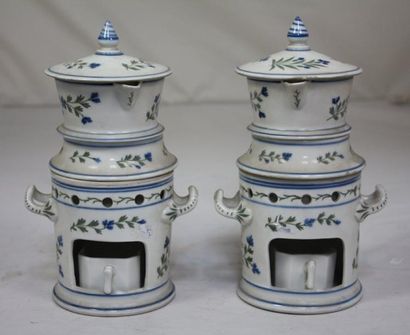 BAYEUX Deux TISANIERES en porcelaine. Fin du XIXème siècle. H: 15 cm.