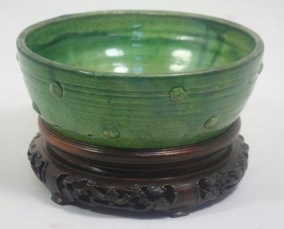 CHINE Coupe en céramique à couverte verte. H: 12 cm. D: 25 cm